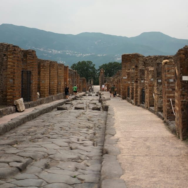 Discover Pompeii: French Walking Tour of the Buried City - Starting at Hotel Vittoria: the first logistics you should plan for