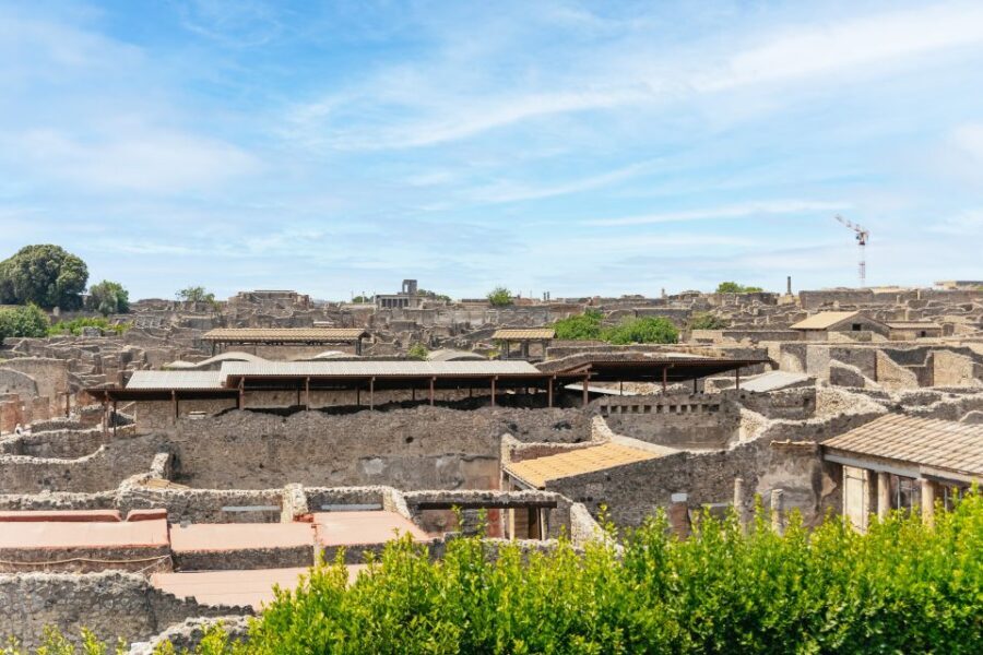 From Naples: Pompeii Ruins & Mount Vesuvius Day Tour - Heading Up Vesuvius: Switchbacks, Photo Stops, and the Ridge Feel