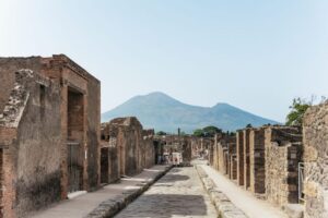 From Rome: Pompeii Day Trip with Optional Vesuvius and Lunch - The ride from Rome: private bus comfort, Wi‑Fi, and rest stops