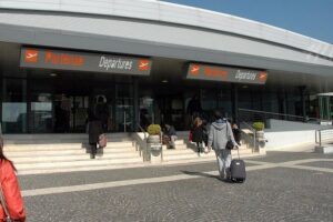 Luxury Private Transfer Rome from /to Civitavecchia Port - What you get on board: Wi‑Fi, water, A/C, and real comfort