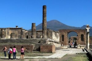 Naples: Pompeii & Mt Vesuvius All-Inclusive Small Group w/ Lunch - Walking Pompeii with a local archaeologist guide