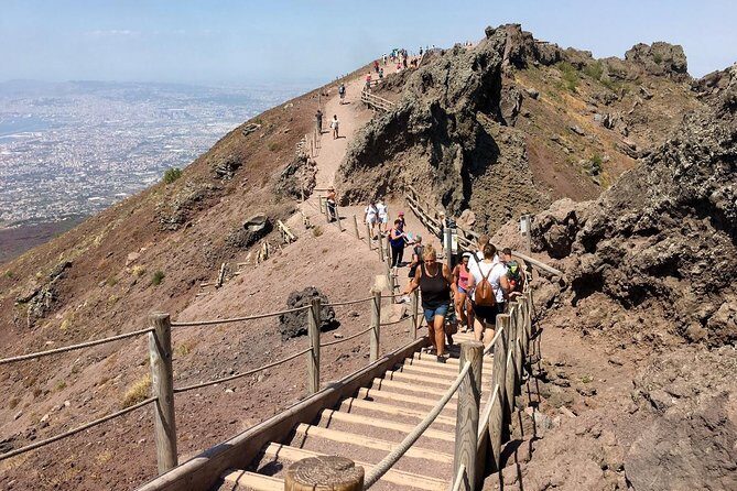 Naples: Pompeii & Mt Vesuvius All-Inclusive Small Group w/ Lunch - Group size reality: up to 40, plus the live-guide rule