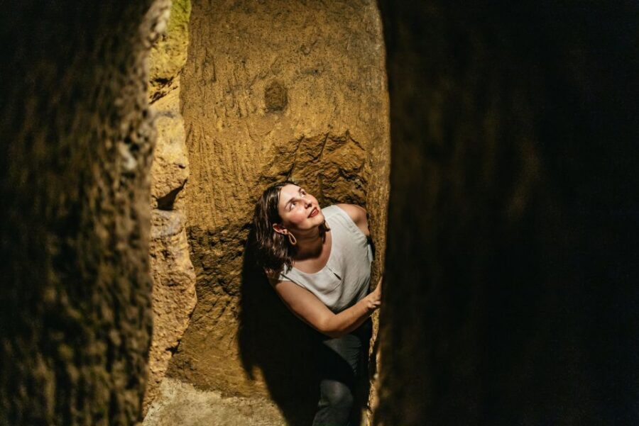 Naples: Spanish Quarters Underground Guided Tour - Neapolitan Aqueduct Stop and the Wall Writing to Look For