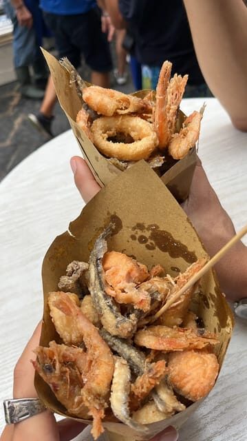 Naples: Street Food Experience With 6 Stops - Meeting at Piazza Carità and walking into the market mood