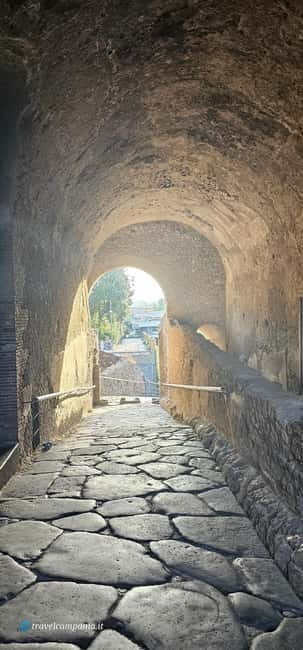 Pompeii: Tour with Archaeologist Guide & Skip-the-Line Entry - Thermopolium and how to picture the quick-meal life of Rome