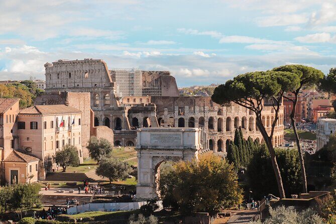Roma: Colosseum, Forum, and Palatine Hill Local Guided Tour - The guide and headsets: hearing the story in real crowd conditions