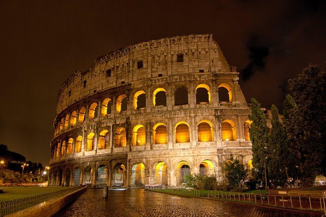 Rome by Night Walking Tour - Meeting at Piazza del Colosseo: find the group early