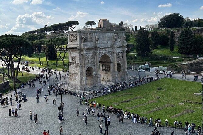 Rome: Colosseum, Roman Forum & Palatine Hill Visit + Audio Guide - Meeting point reality: Piazza del Colosseo and finding your host