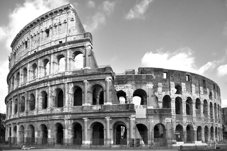 Rome: Colosseum, Roman Forum & Trajan's Market Exterior Tour - Included headphones and a live English guide: why that’s the real value