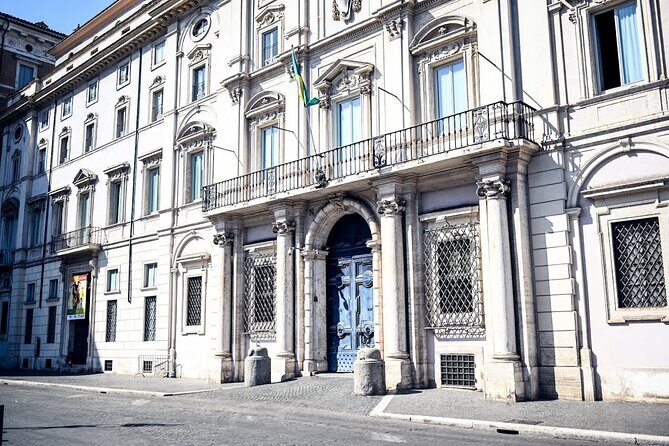 Rome Food Tour in the Historic Centre with 8+ Food Tastings - Four rivers and a dove: the fountain stop that connects art and street life