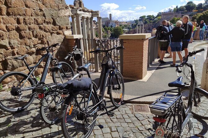 Rome Highlights by E-Bicycle Small group - Stop 2: Piazza Vittoriano and the huge white Palace moment