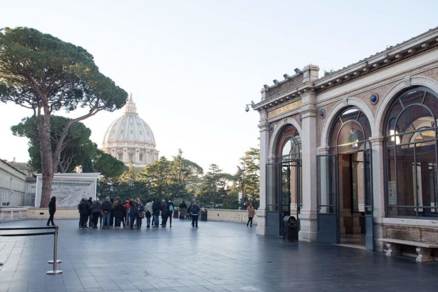 Rome: Skip the line Vatican Museums & Sistine Chapel Tour - Cortile del Belvedere: where you orient before the big rooms