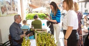 Rome: Trastevere & Campo de Fiori Street Food Walking Tour - Meeting at Piazza San Simeone: start point and what to do first