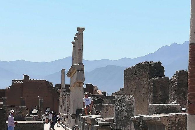 Sharing Tour of Pompeii - Stop 1: The Roman temple and how to read it at street level