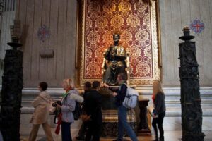 St. Peter’s Basilica Priority Access Tour with Dome & Crypt - Meeting at Piazza della Città Leonina and slipping past the crowd